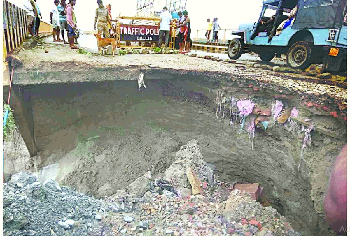 Jaiprabha Setu Approach road Sink In ballia BJP mla surendra singh walks officer contractor on foot in mud and water filled pit