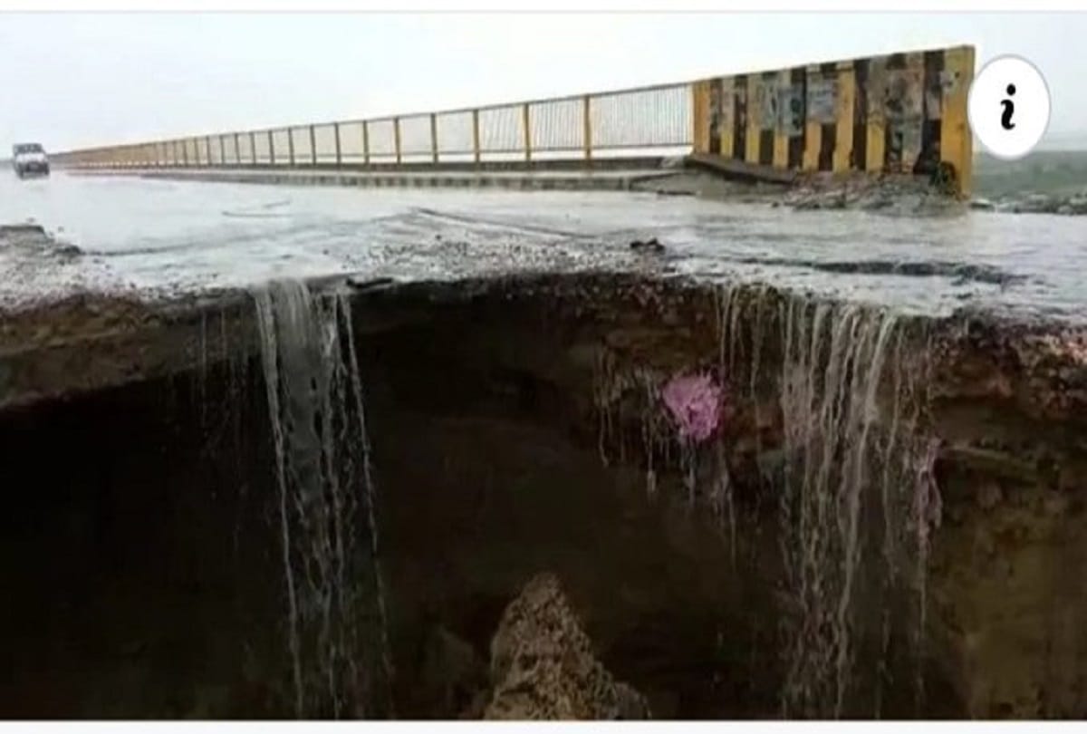 Jaiprabha Setu Approach road Sink In ballia BJP mla surendra singh walks officer contractor on foot in mud and water filled pit