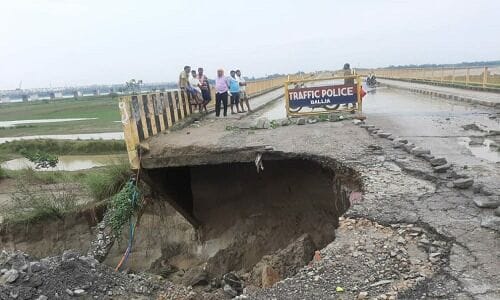 Jaiprabha Setu Approach road Sink In ballia BJP mla surendra singh walks officer contractor on foot in mud and water filled pit