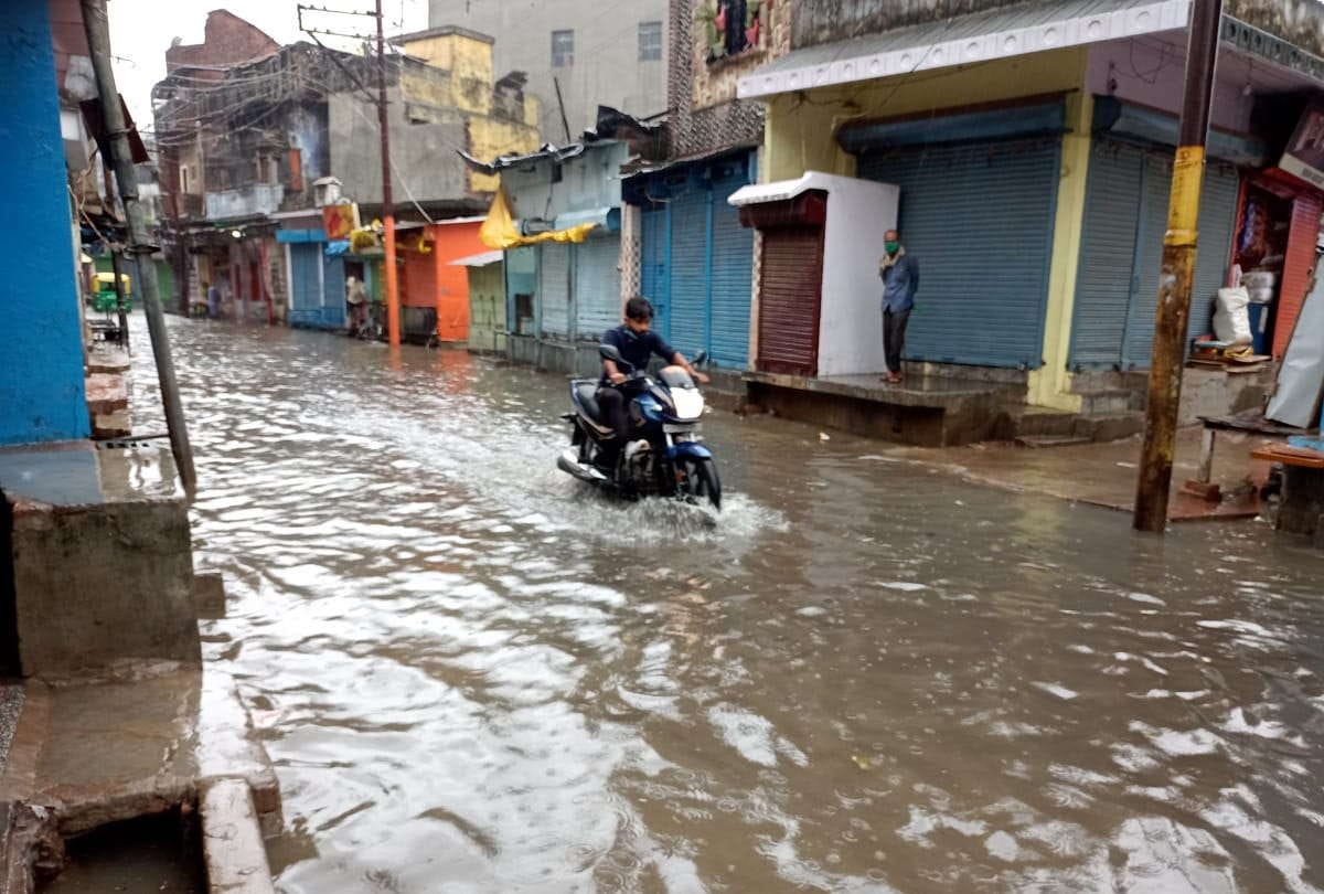Yaas Cyclone Impact On Gorakhpur Weather Change Heavy rain with strong wind