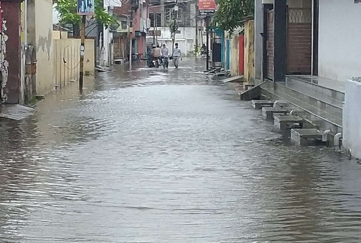 Yaas Cyclone Impact On Gorakhpur Weather Change Heavy rain with strong wind