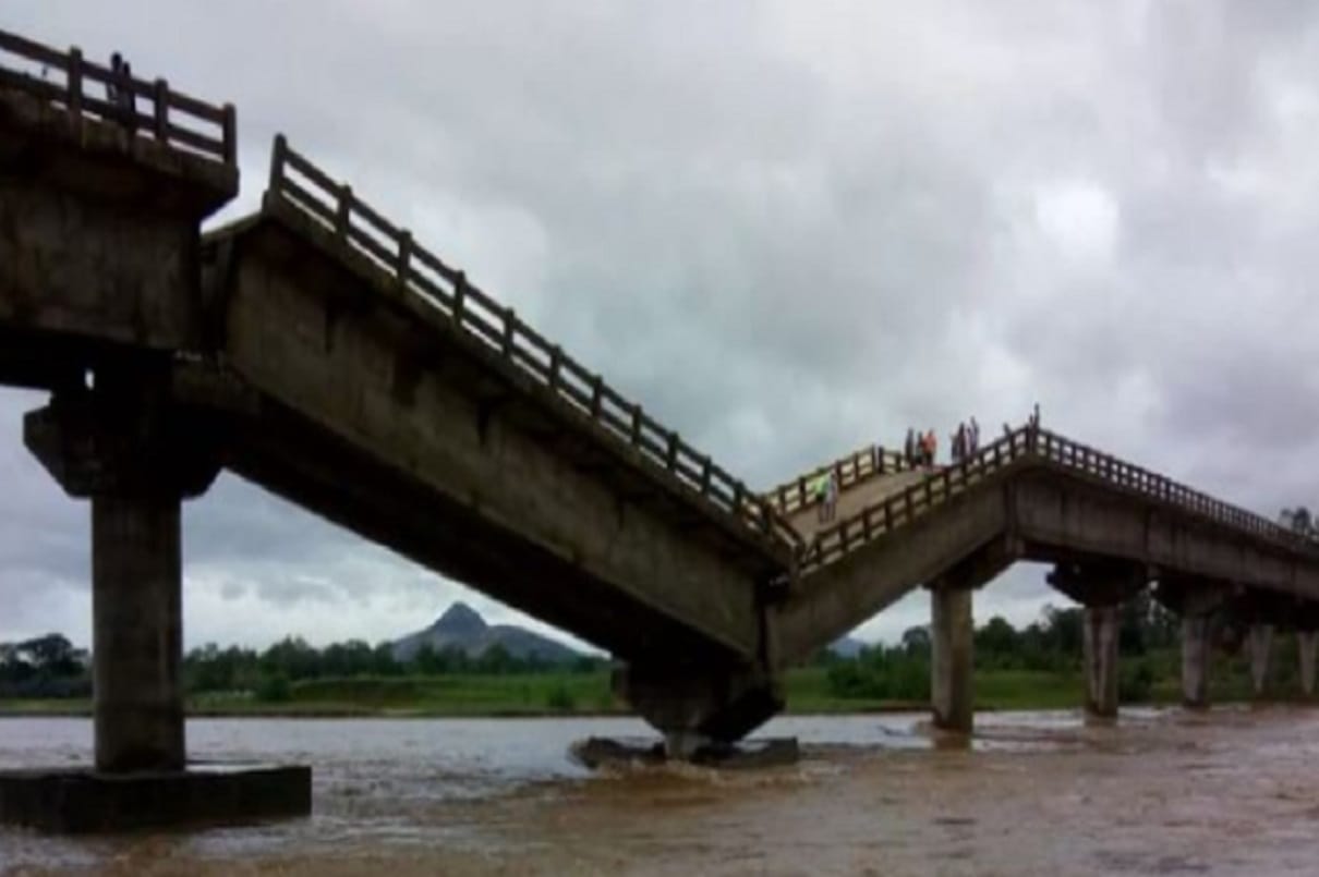 Ranchi Bridge Collapsed before Inauguration  Bjp Suspect Corruption