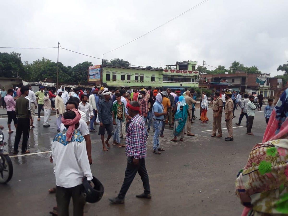Villagers protest putting dead body on nh national highway of purva pradhan in chandauli