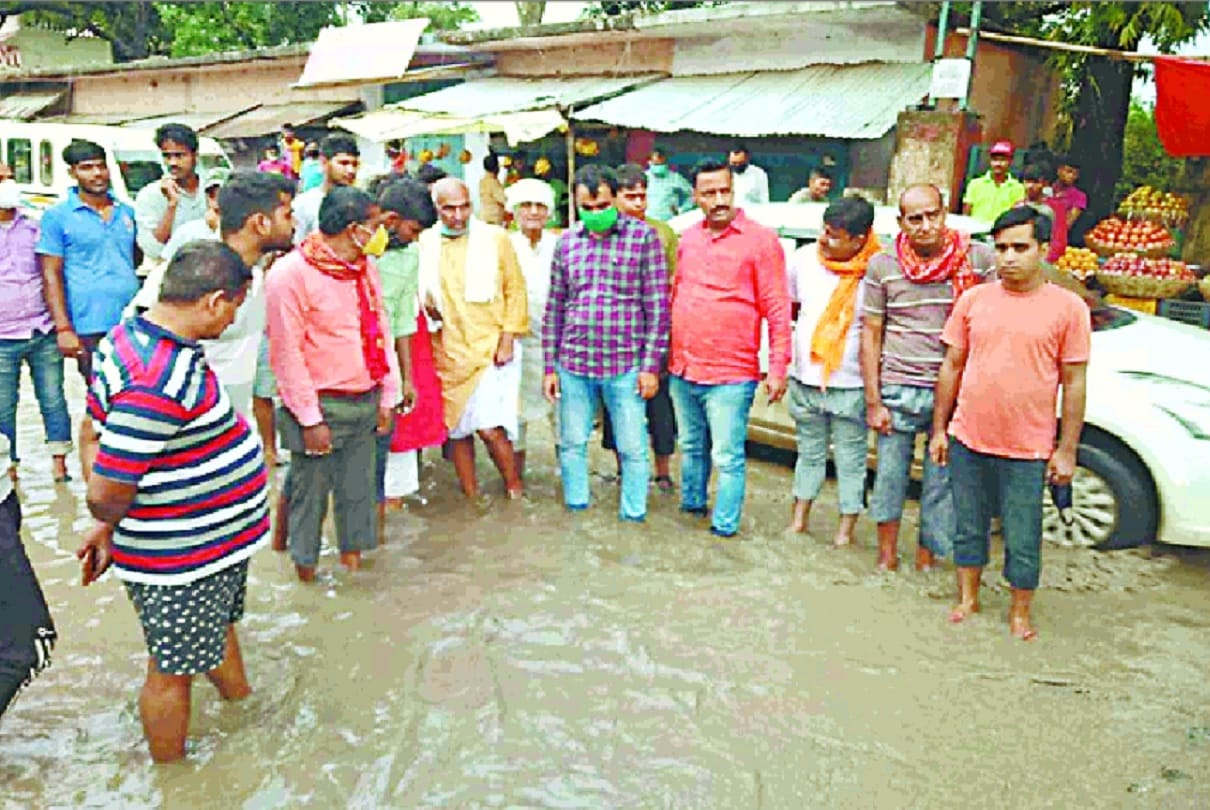 Jaiprabha Setu Approach road Sink In ballia BJP mla surendra singh walks officer contractor on foot in mud and water filled pit