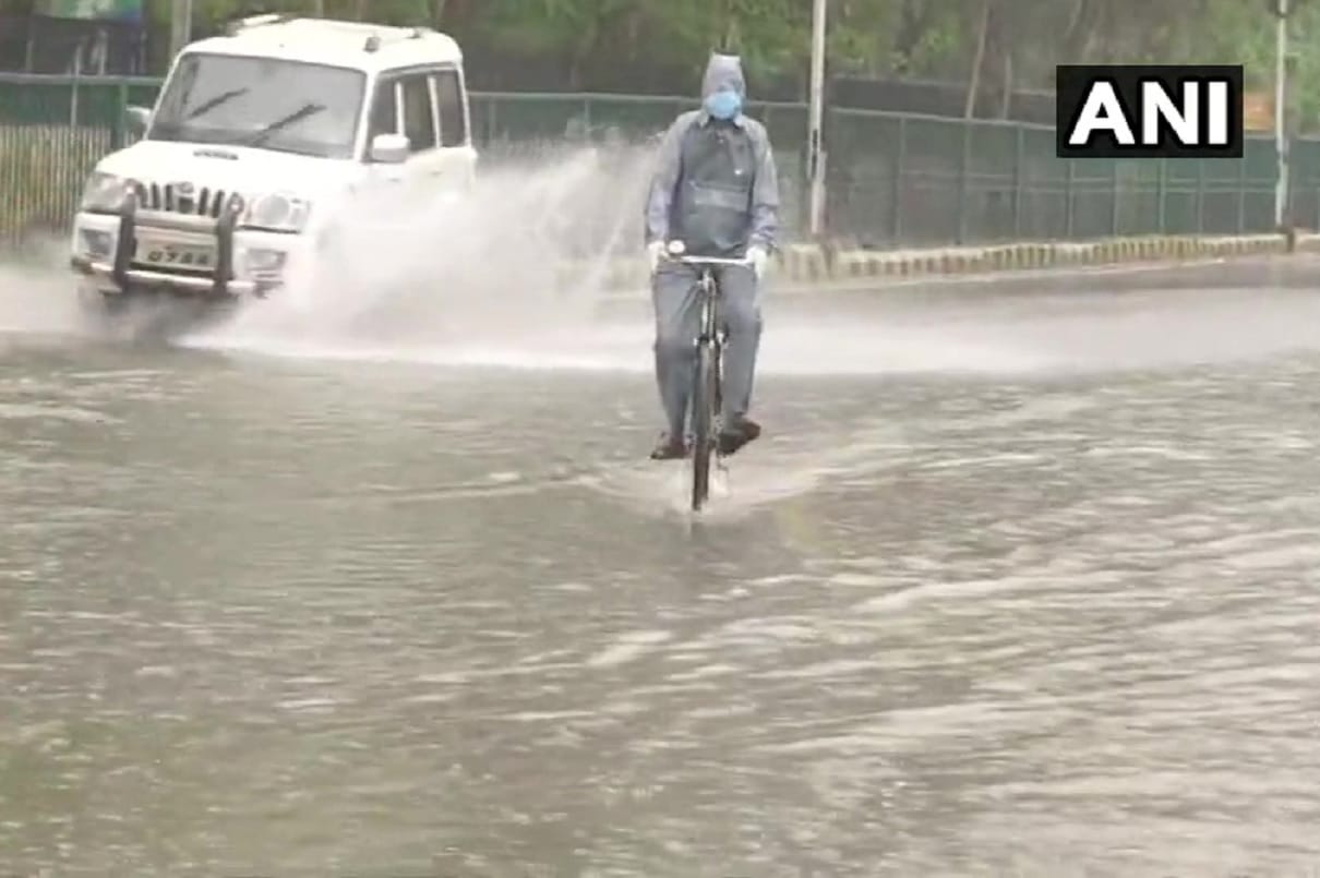 Cyclon yaas effect from bihar jharkhand up heavy to heavy rains with strong winds
