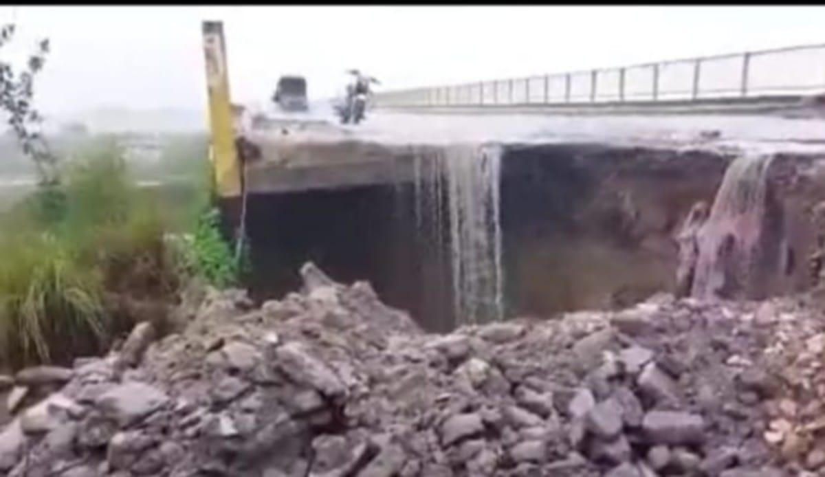 Jaiprabha Setu Approach sink in river connecting Bihar traffic disrupted in ballia