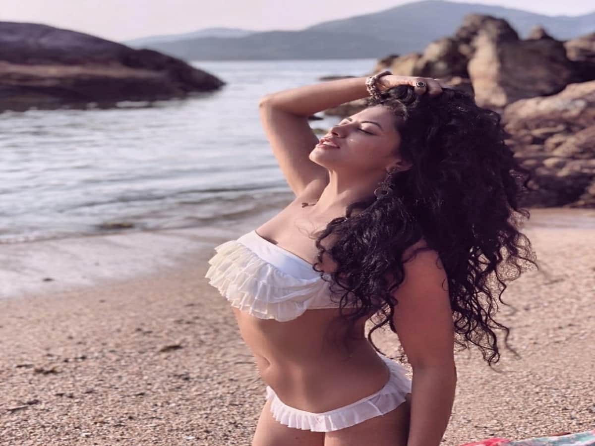 kavita kaushik bikini look photos in hindi