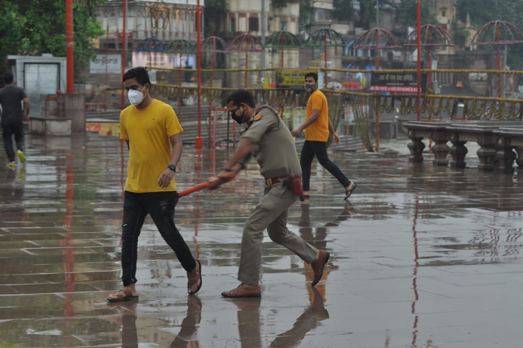 Police inspector laine hazir after viral photo of people beating on assi ghat in varanasi