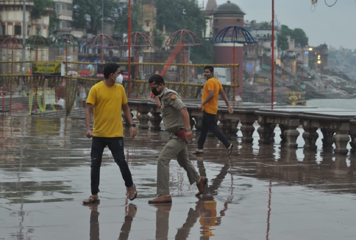 Police inspector laine hazir after viral photo of people beating on assi ghat in varanasi