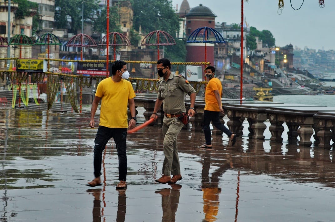 Police inspector laine hazir after viral photo of people beating on assi ghat in varanasi