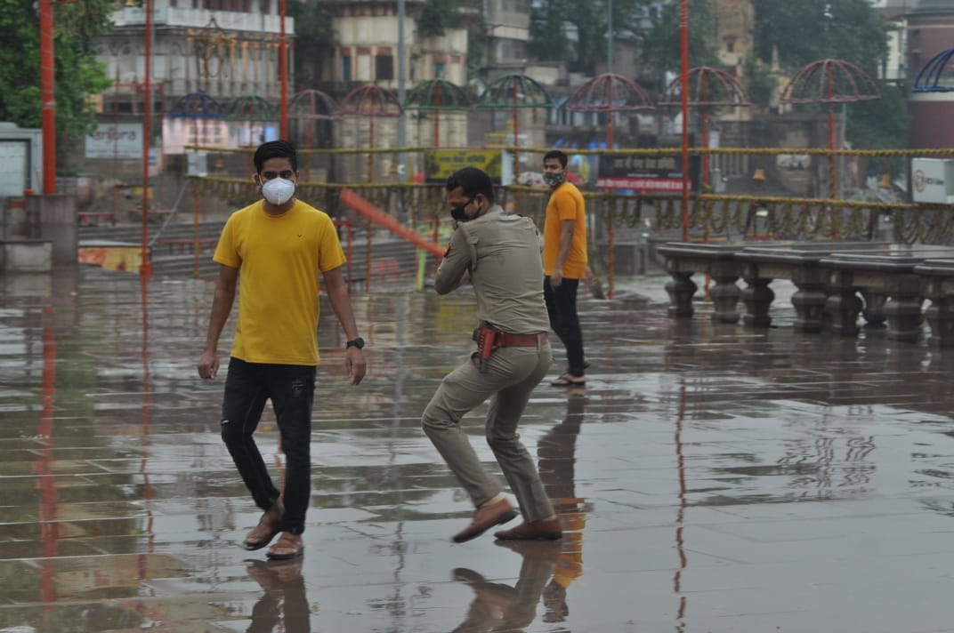 corona curfew in varanasi Police cut challan those persons who caught walking on assi