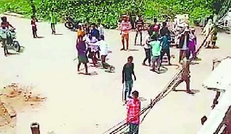The assault and stone pelting in the political Kareli at the shave shop