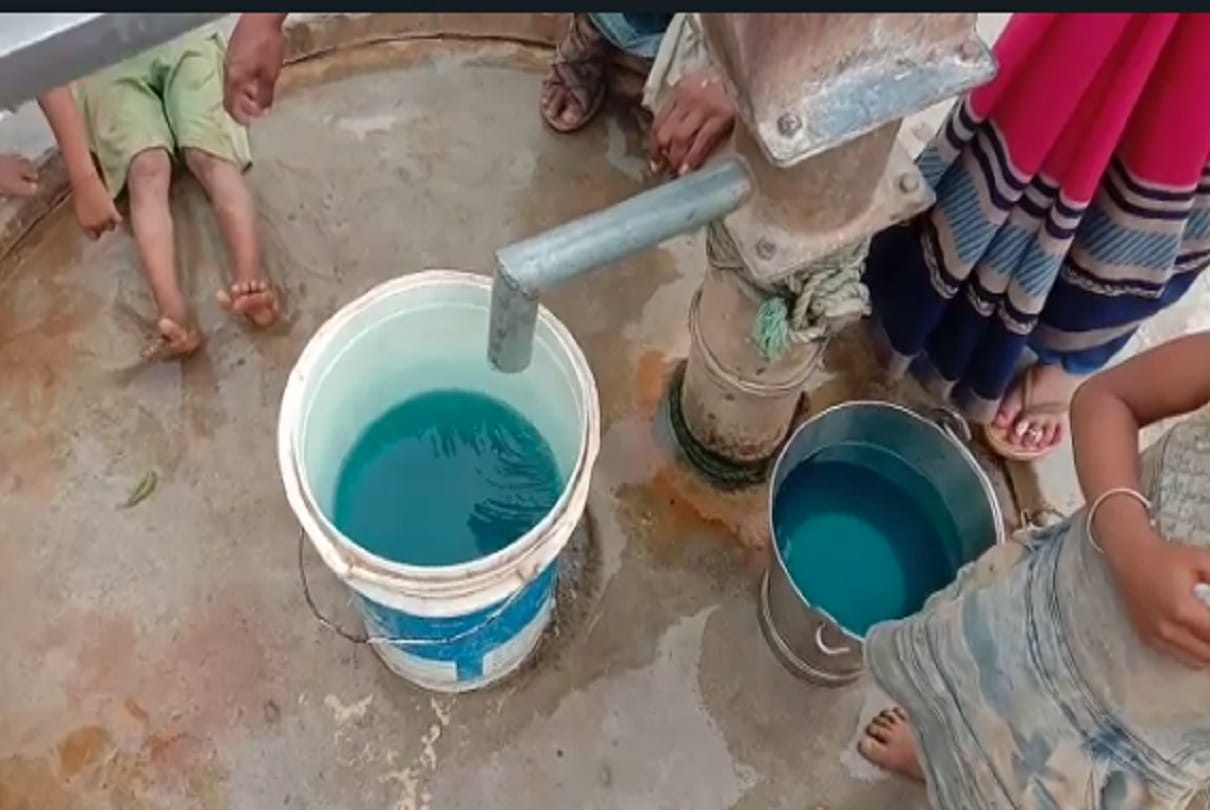 Kerosene oil like liquid coming out of hand pump in Naugarh chandauli people came for see