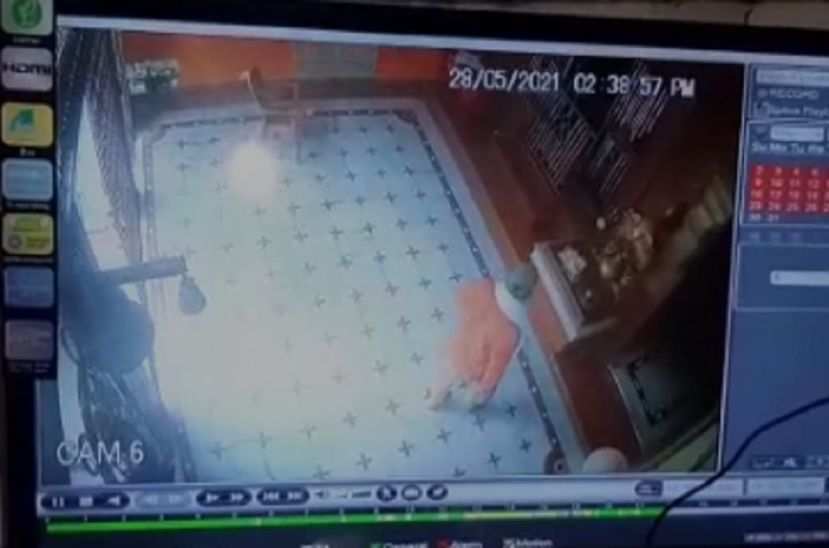 scooty rider thief stolen silver pot from temple located in front of mau  Kotwali  incident in CCTV