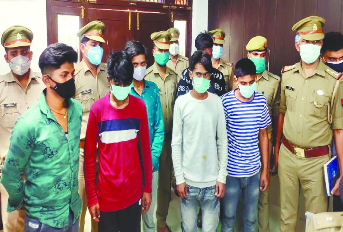 three robbers meet to girlfriends after robbery in doctor house in agra