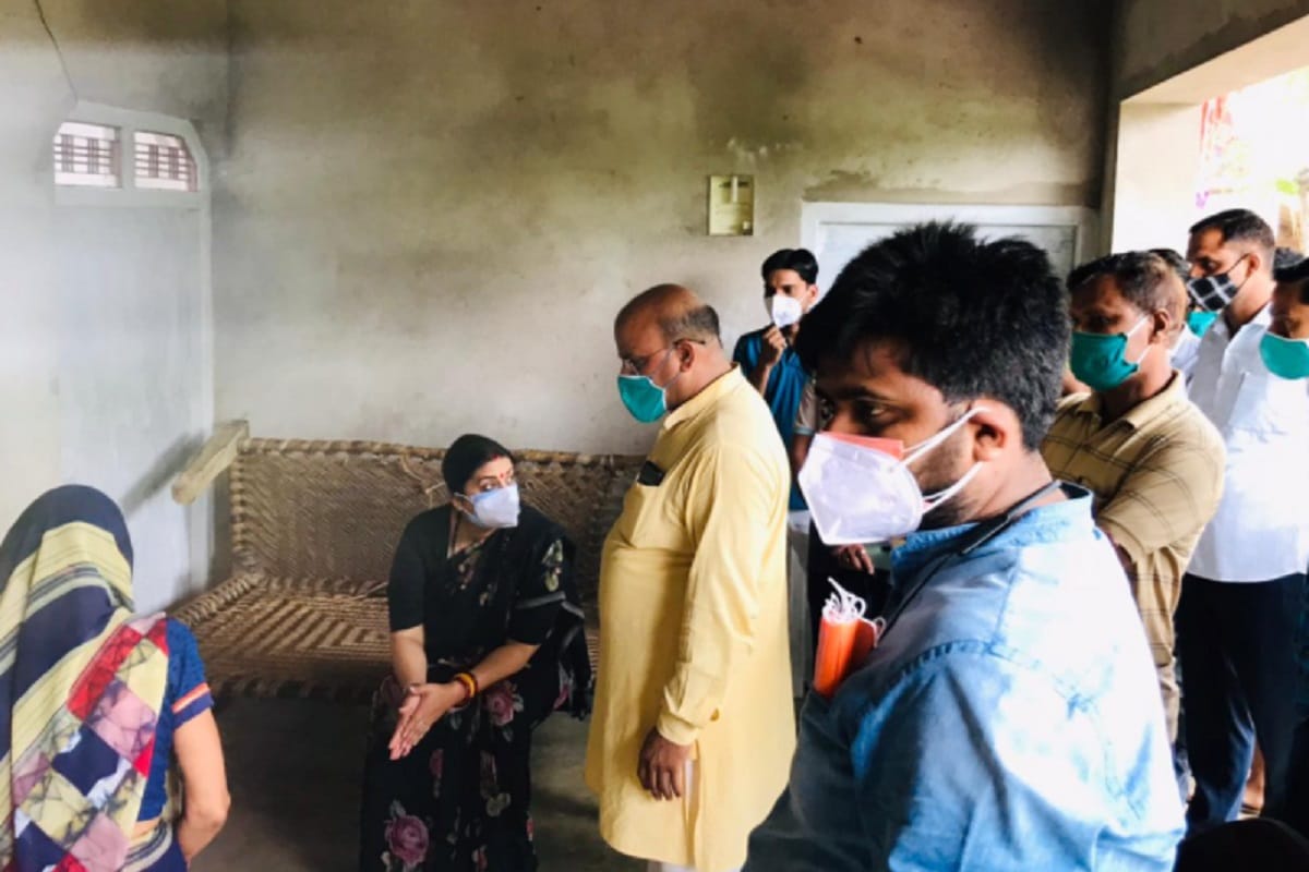 UP: Smriti Irani suddenly arrives in Amethi, inspects Kovid Hospital