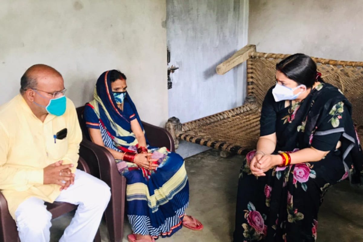 UP: Smriti Irani suddenly arrives in Amethi, inspects Kovid Hospital