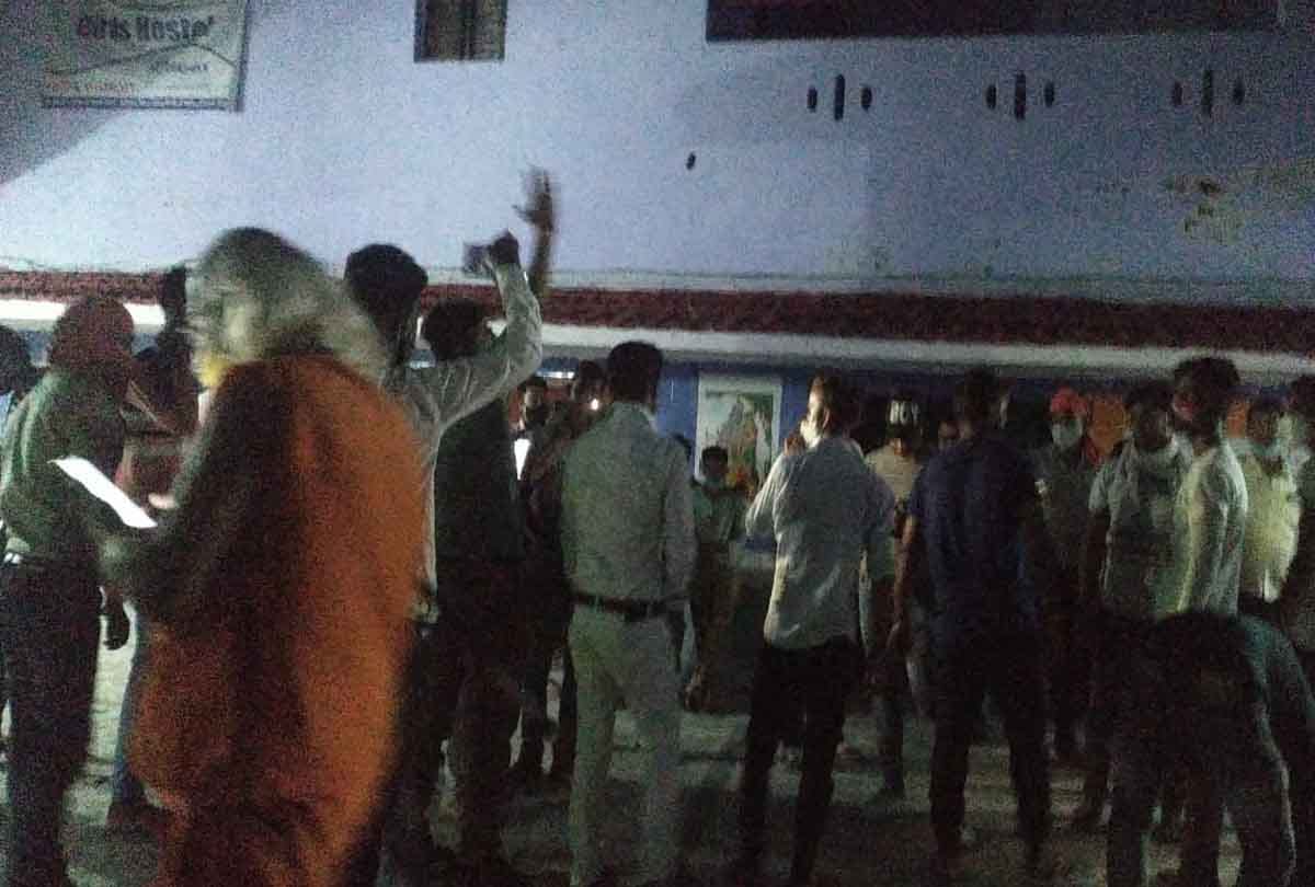 Kanpur: Dispute of occupation of Akhand Shivdham Ashram, Banjrangi gave dharna with saints