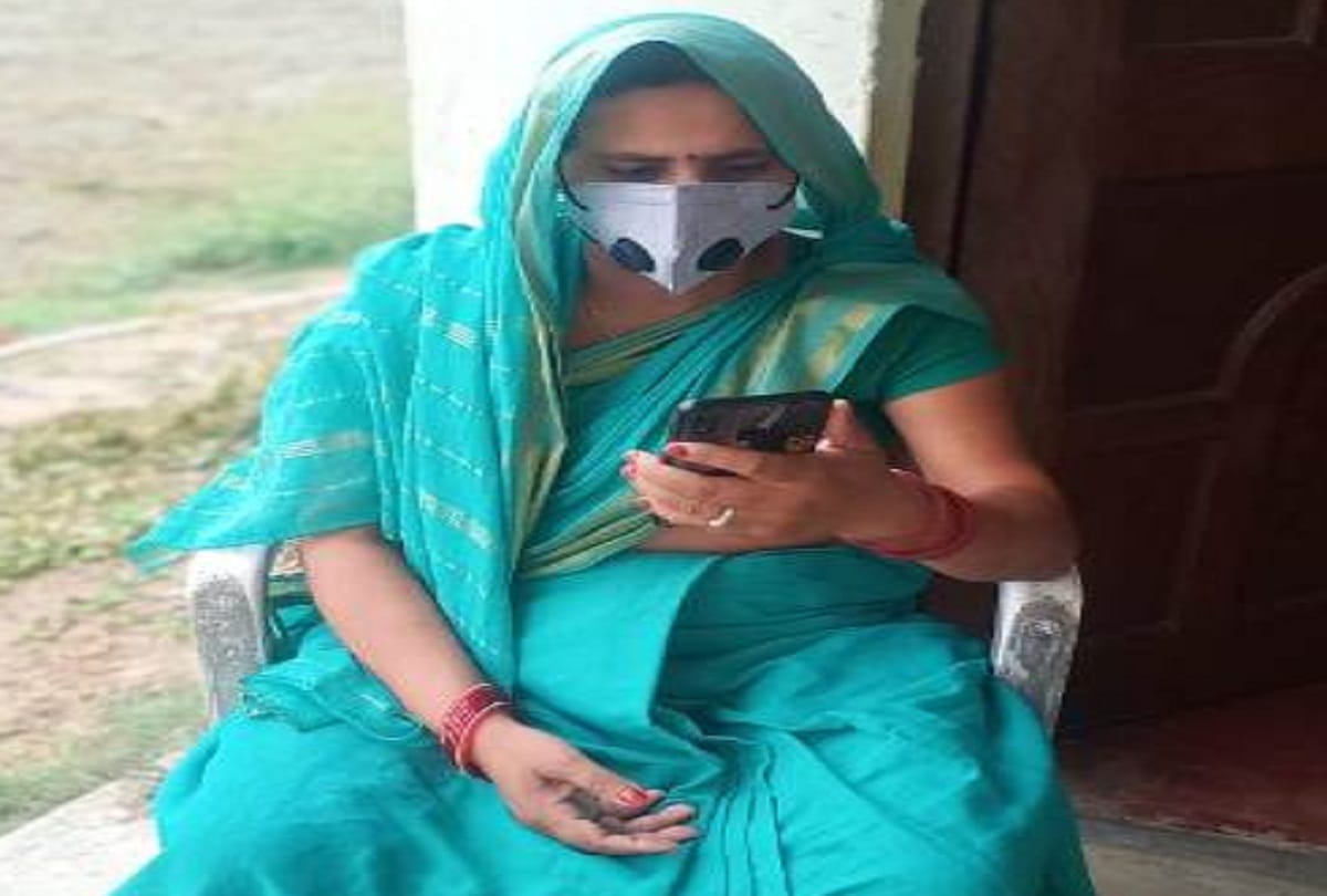 Yogi Adityanath talks to Gram Pradhan Of tatihra of Sahason Prayagraj
