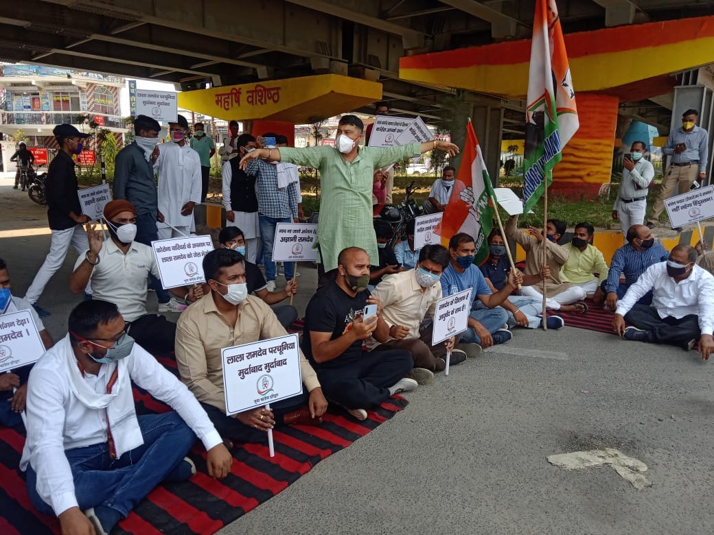 baba ramdev allopathy dispute : youth congress worker sit in front of patanjali yogpeeth haridwar, demand ramdev arresting