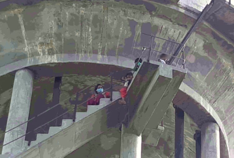 Two women climbed on water tank with children in Amritsar of Punjab