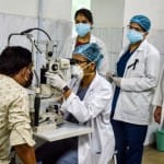 ब्लैक फंगस के मरीज की जांच करते डॉक्टर