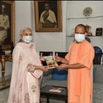 राज्यपाल आनंदीबेन पटेल के साथ उत्तर प्रदेश के मुख्यमंत्री योगी आदित्यनाथ