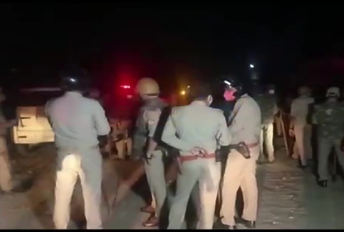 Fighting between two groups over egg eating stone pelting on each other police reached the spot