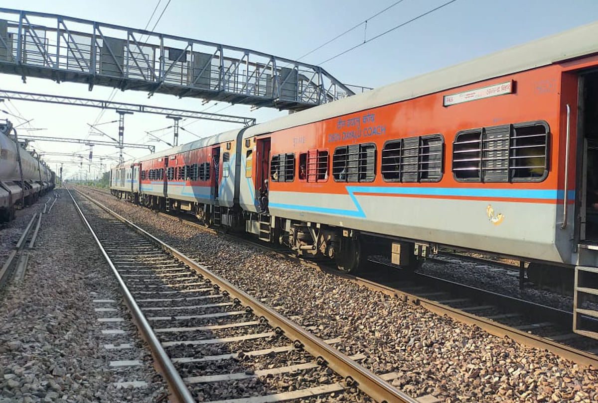 mau anand vihar express train stopped in auraiya