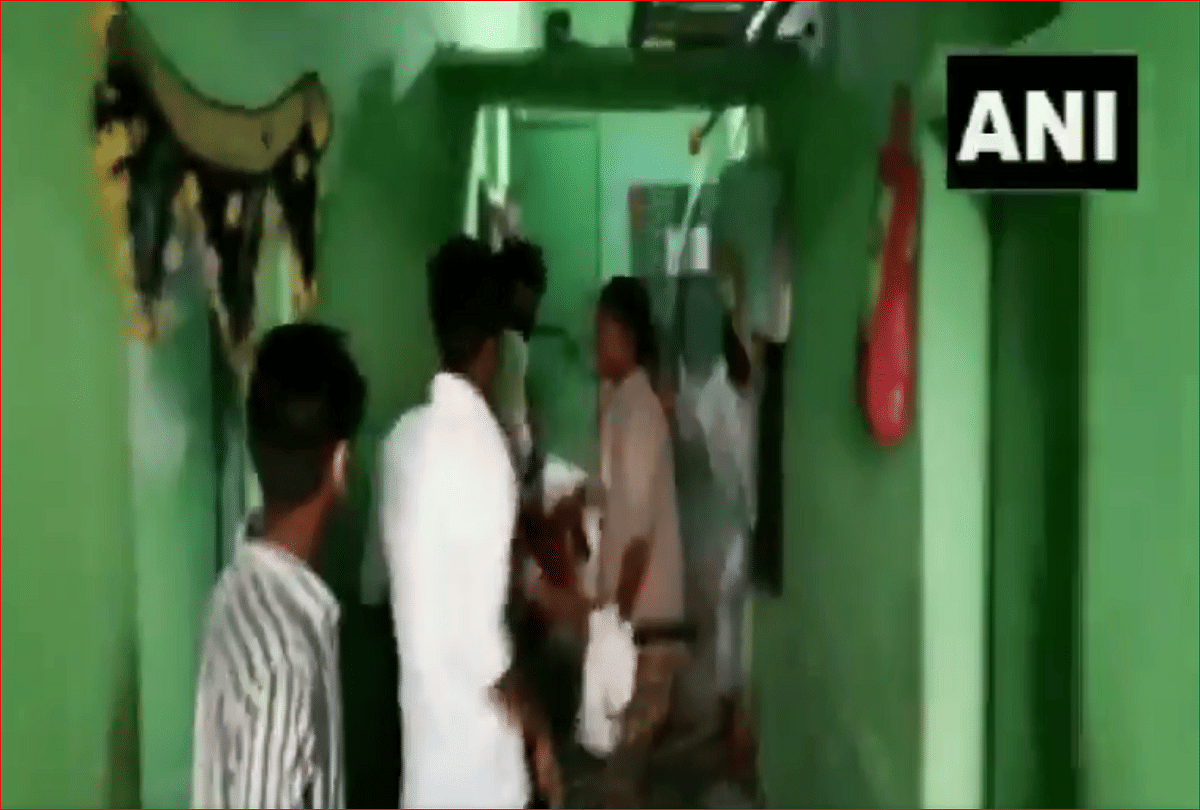 A policeman was beaten up by a group of people after he allegedly hit a local on his head in chatarpur madhya pradesh