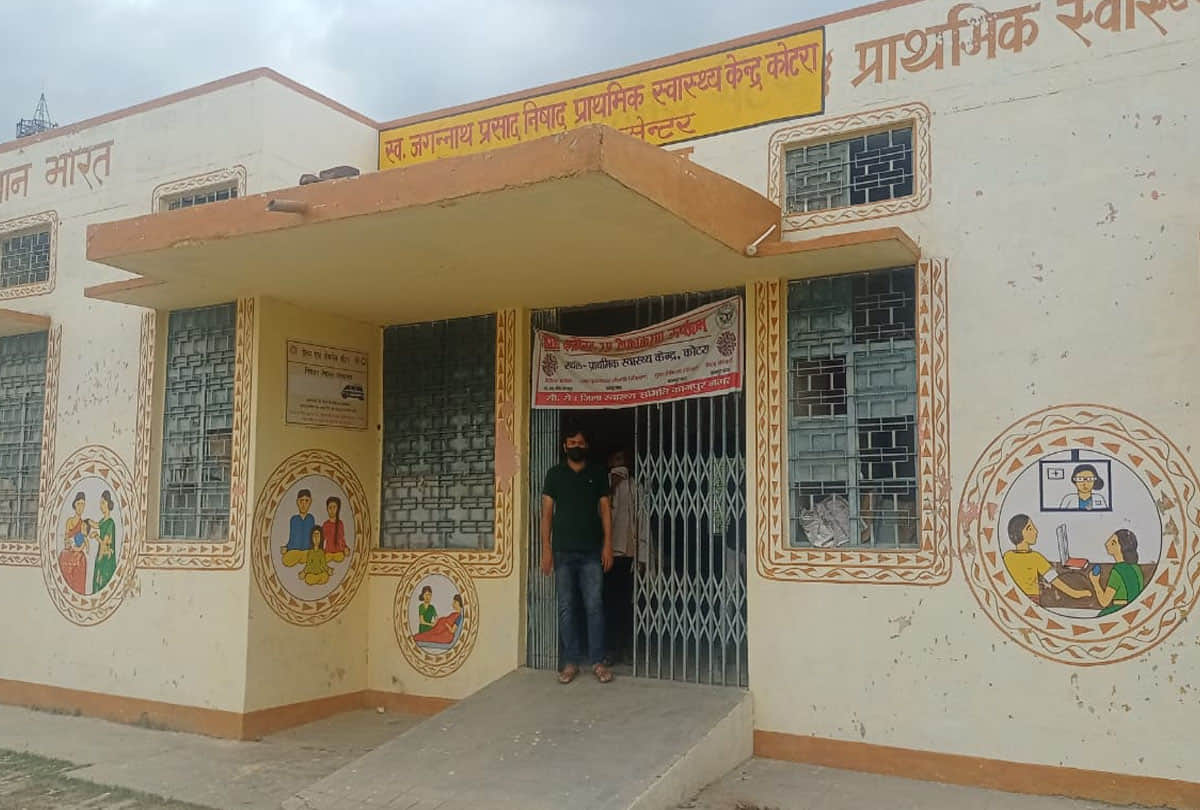 कुटरा पीएचसी में मरीजों का इलाज कर रहे फार्मासिस्ट