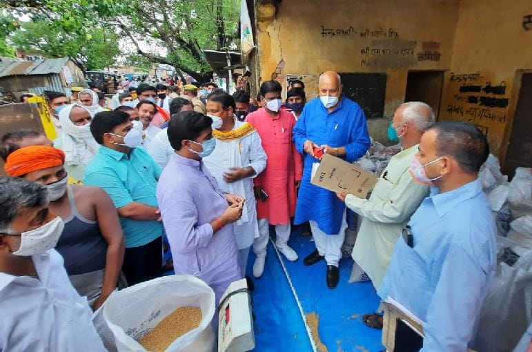 UP: The Agriculture Minister took the officers' class in ballia