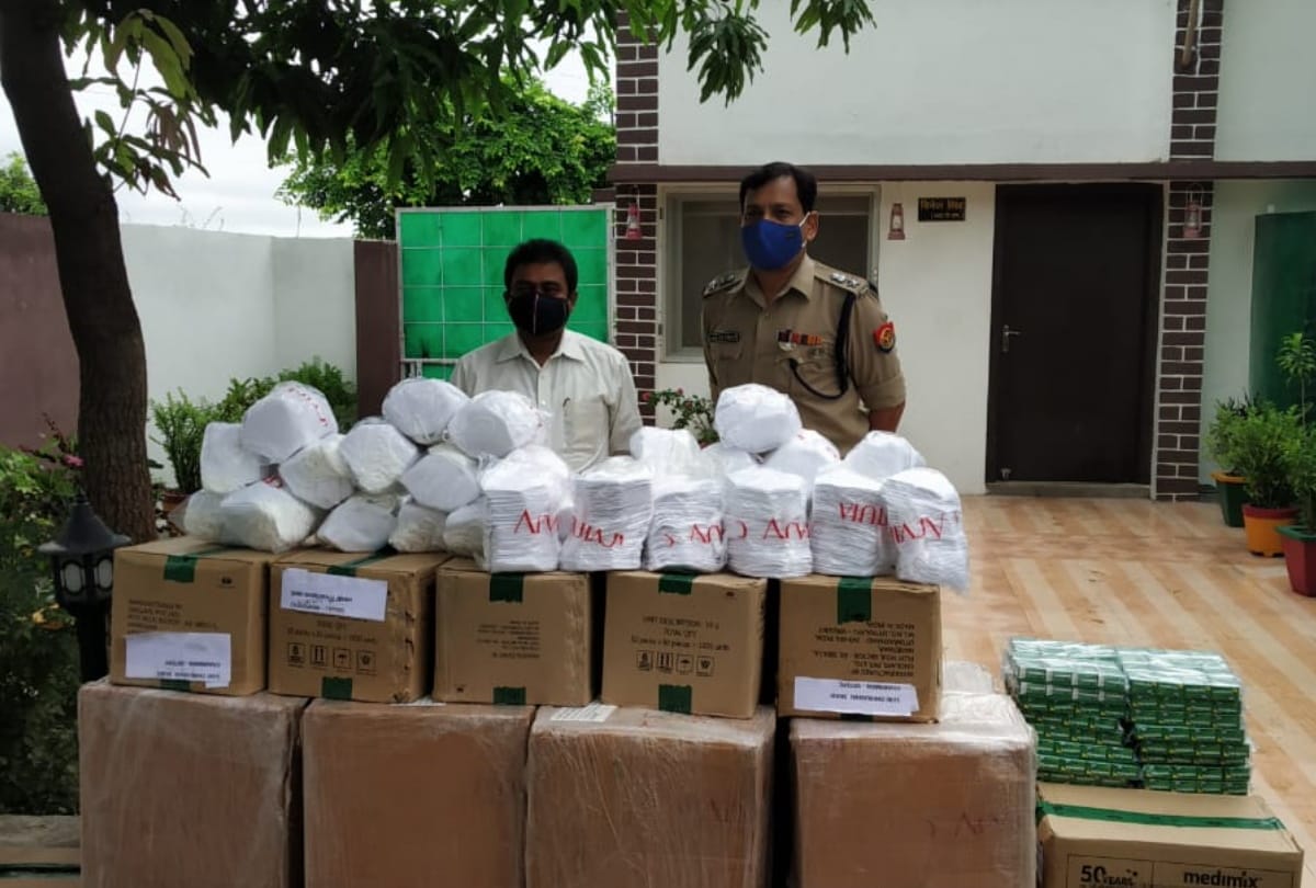Cabinet minister smriti irani and Akshay kumar send ppe kit and masks to Amethi.