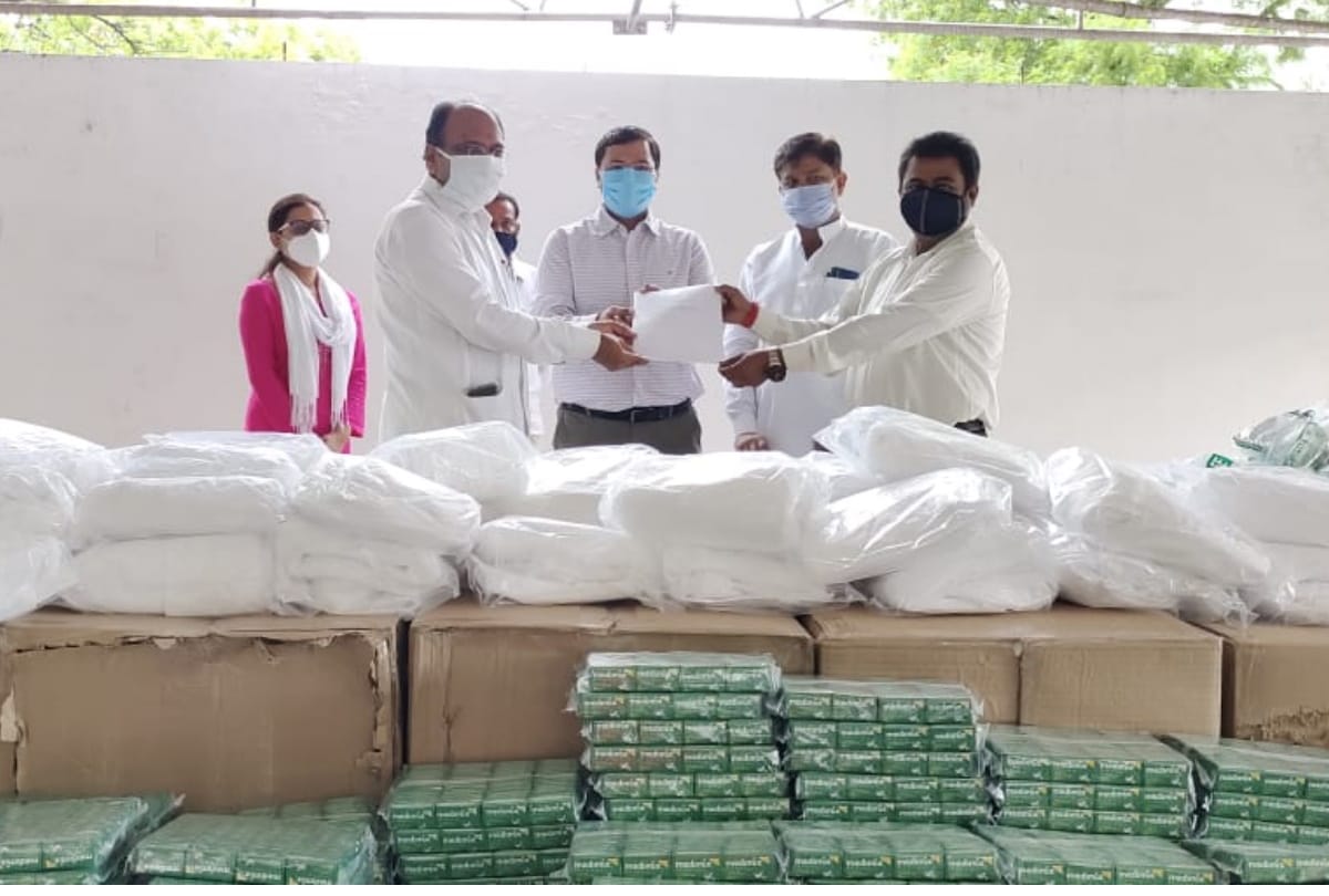 Cabinet minister smriti irani and Akshay kumar send ppe kit and masks to Amethi.