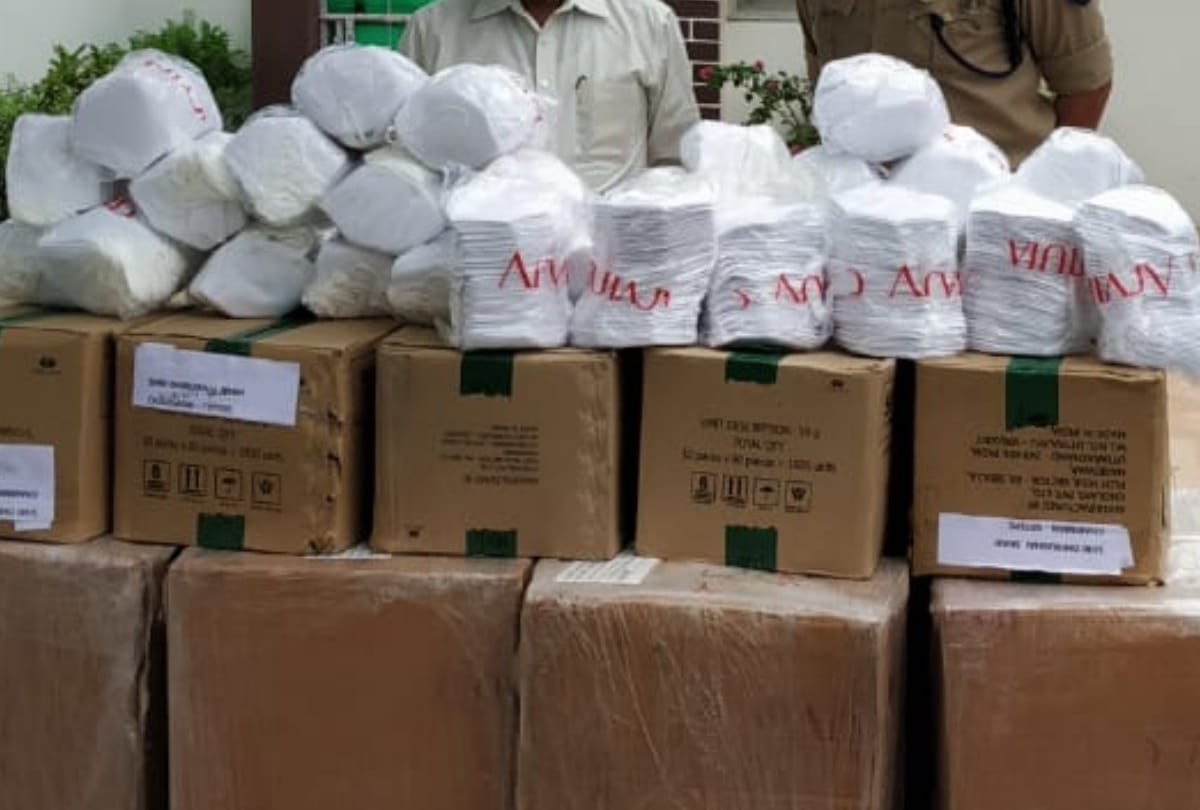 Cabinet minister smriti irani and Akshay kumar send ppe kit and masks to Amethi.