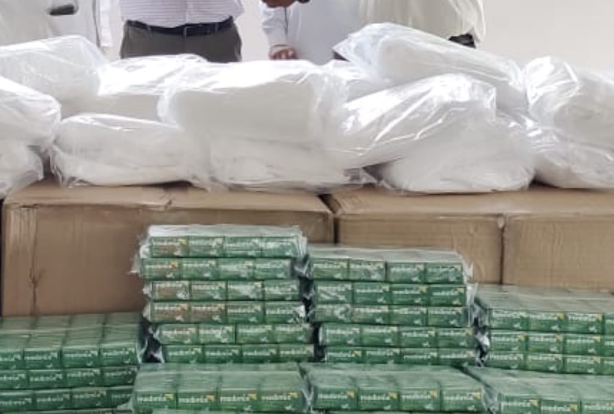 Cabinet minister smriti irani and Akshay kumar send ppe kit and masks to Amethi.