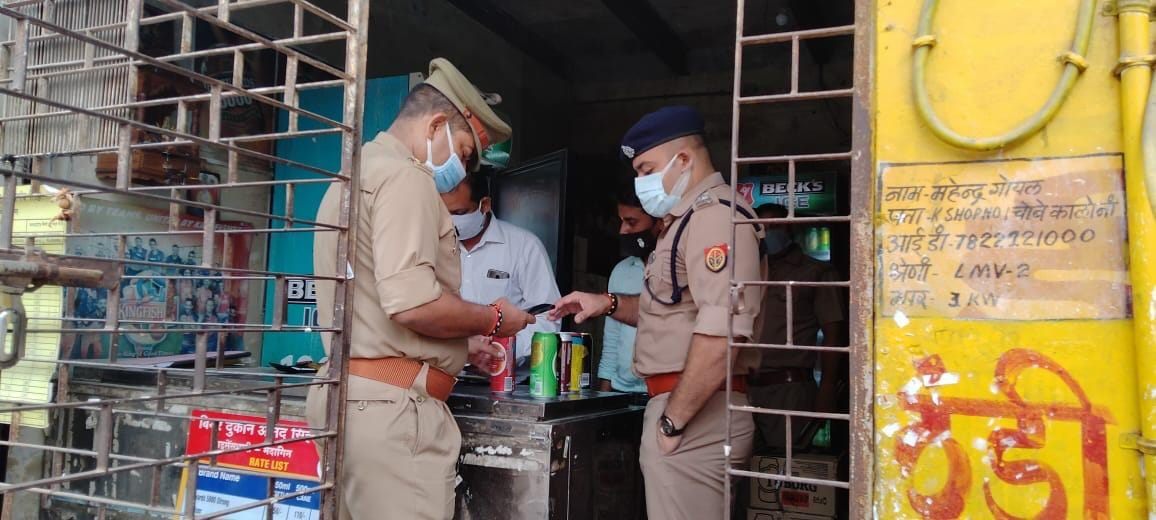 Investigations in the shops following the deaths of liquor in Aligarh, the stock of liquor contracts
