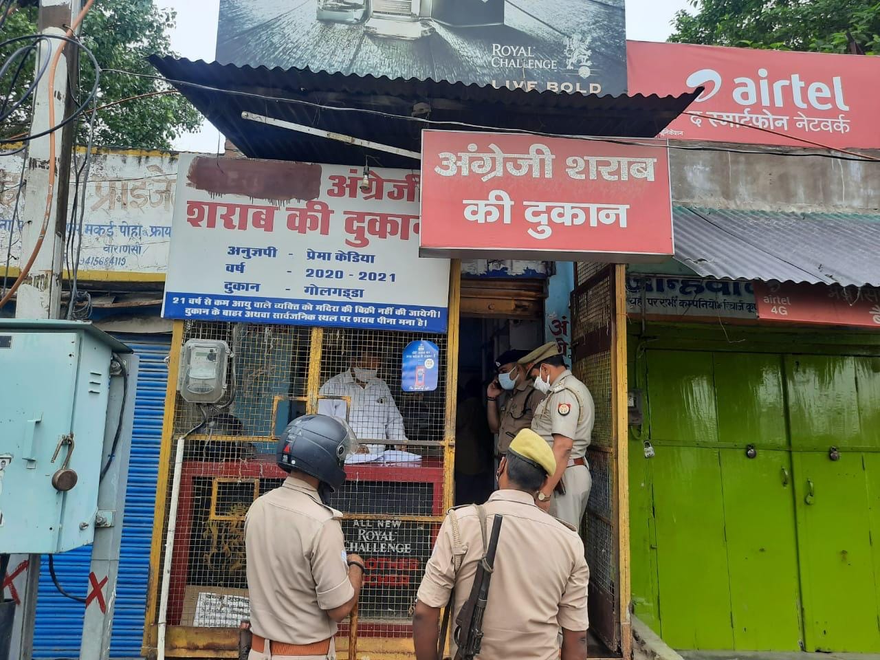 Investigations in the shops following the deaths of liquor in Aligarh, the stock of liquor contracts