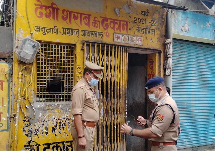 Investigations in the shops following the deaths of liquor in Aligarh, the stock of liquor contracts