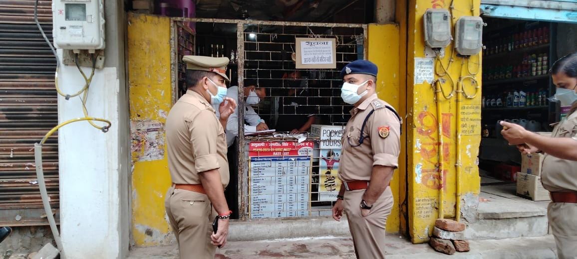 Investigations in the shops following the deaths of liquor in Aligarh, the stock of liquor contracts