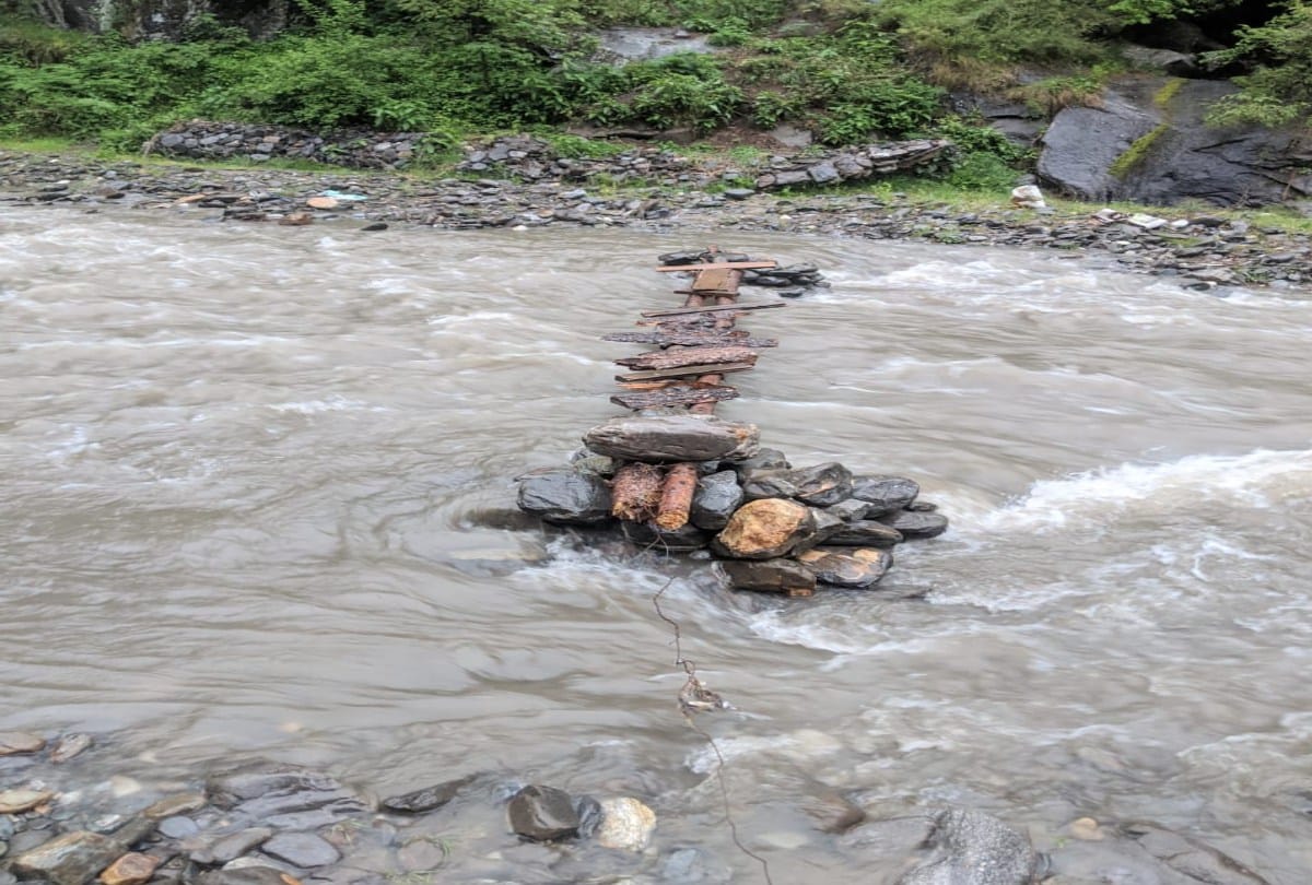father in law and daughter inlaw swept away after fall in beas nala in manali himachal