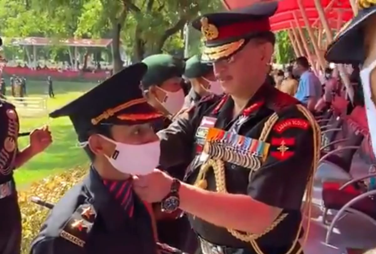 dehradun news : pulwama martyr major vibhuti wife Nikita will indian army