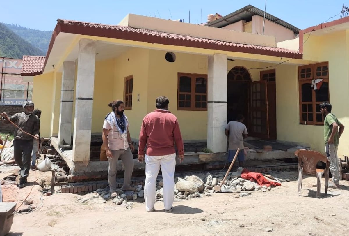 House lifting with technique of jacks in Nagwain Mandi Himachal Pradesh