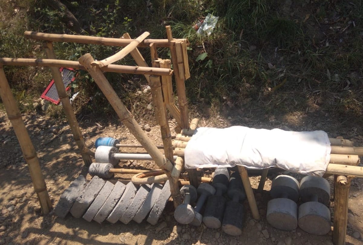 youth make gym with desi technique in village in Hamirpur