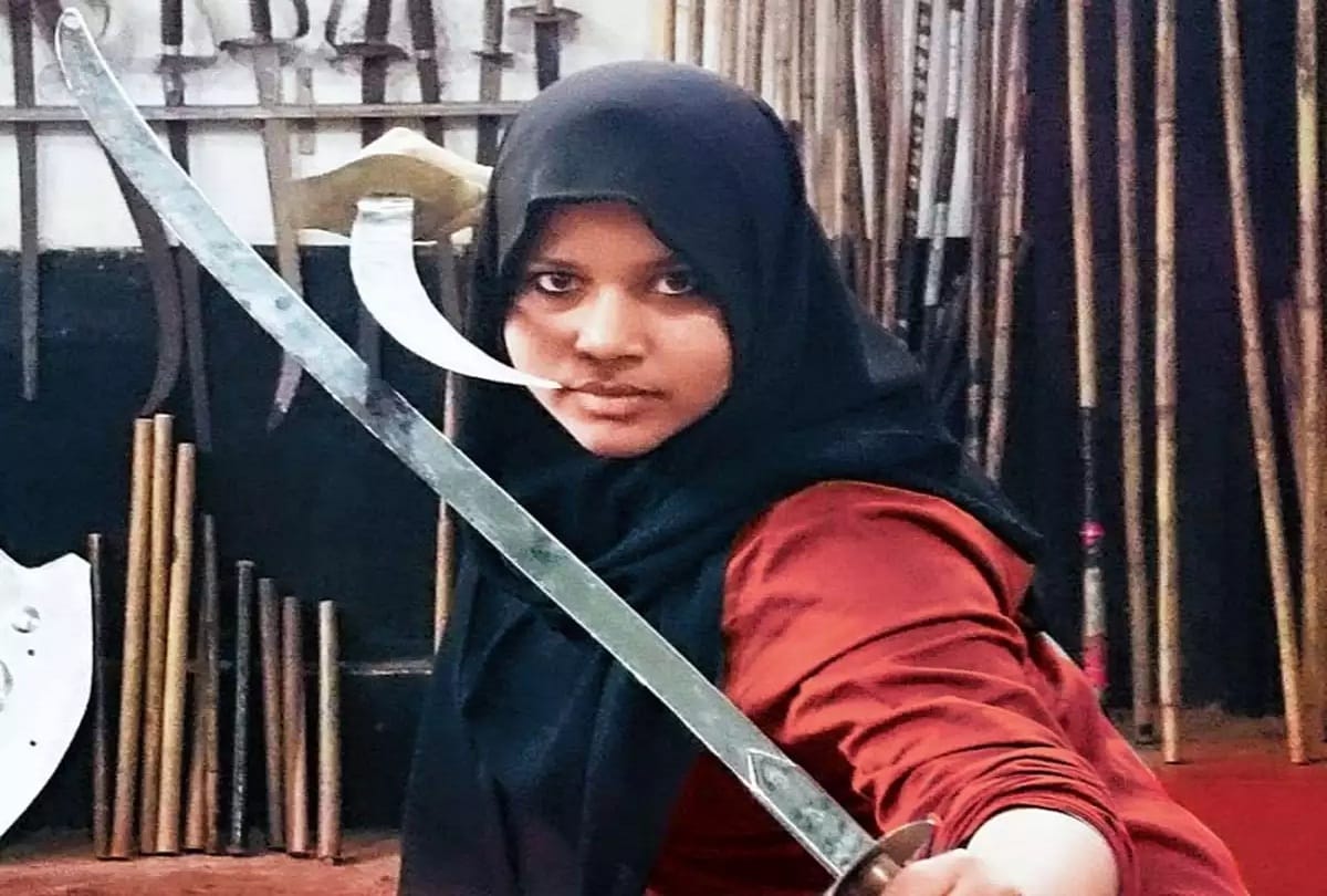 kerala muslim girl conquered in kalaripayattu with hijab around her head