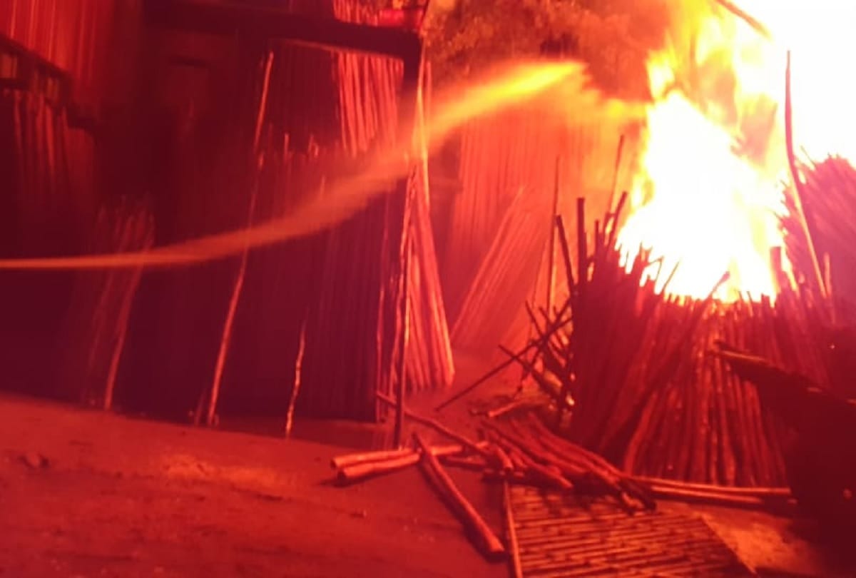Bansmandi blazed again, now a massive fire broke out in the bamboo warehouse, fire brigade brought it under co