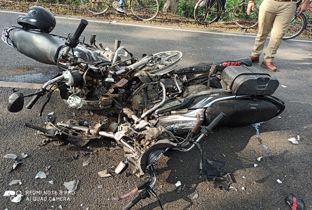 road accident in chandauli two Bike Rider Dies In Head to head Collisions one injured