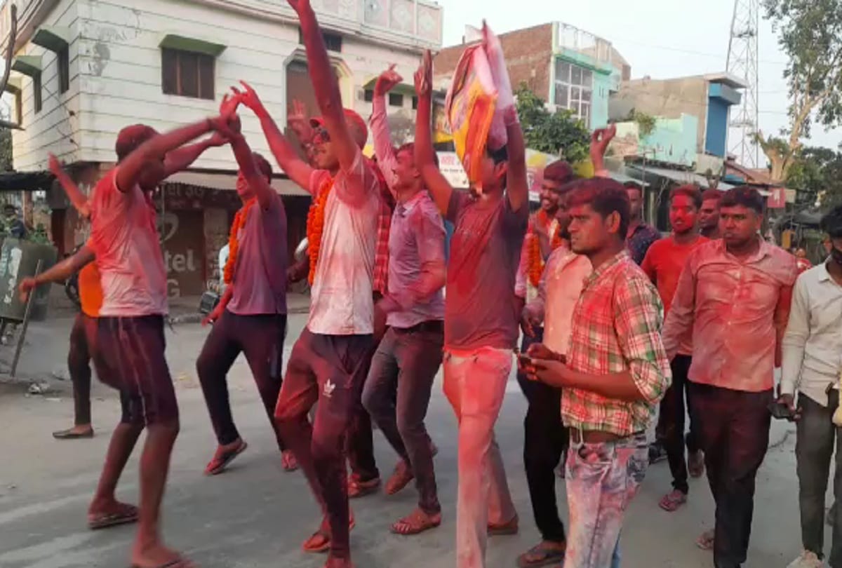 Video goes viral of dance on railway gateman selection in police in budaun