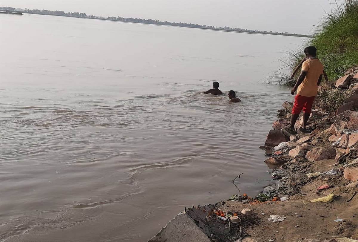 Mother jumped into the Ganges to save children Drowned with a child in Bulandshahr