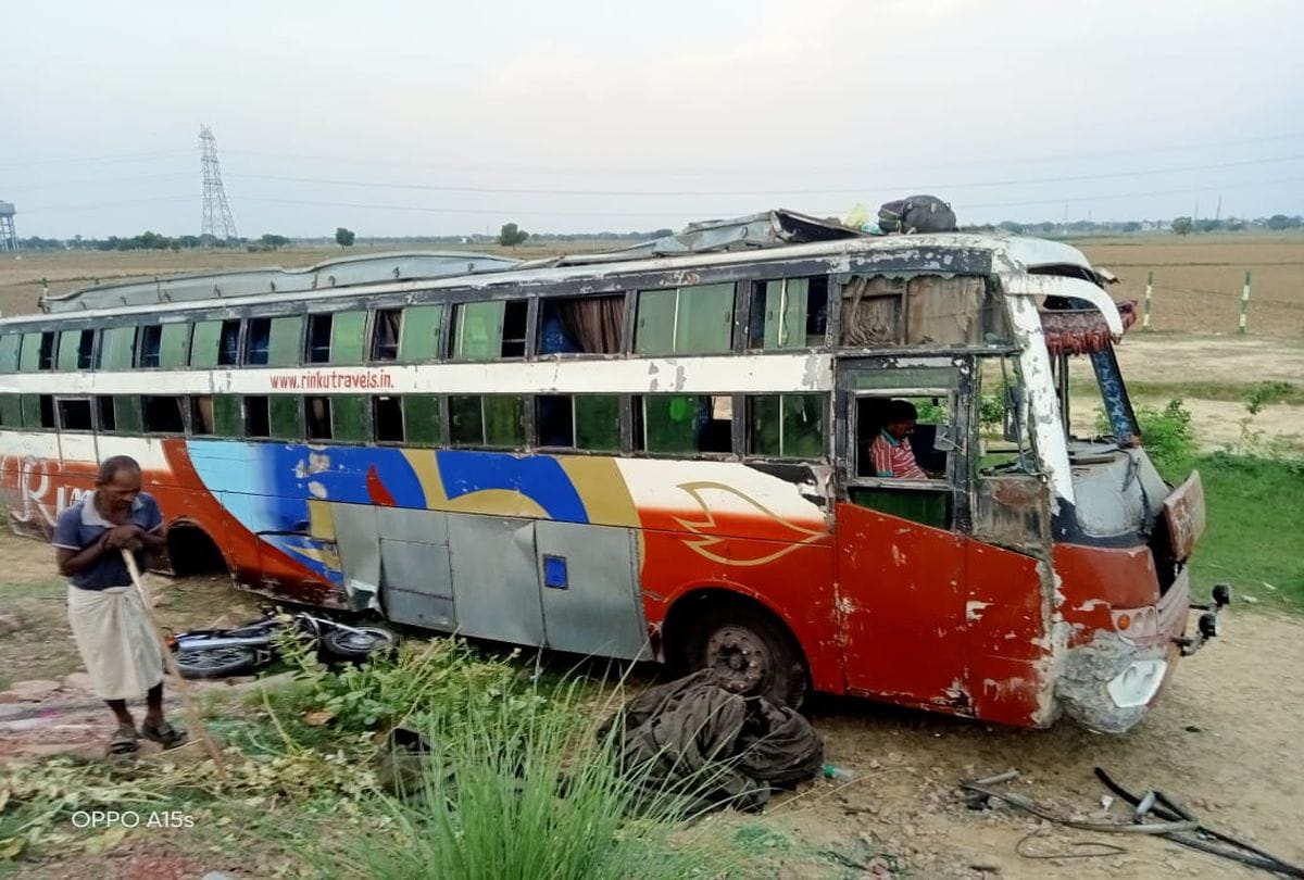 Accident At Agra Lucknow Express Way Bus Fall Into 15 Feet Deep Gorge 13 Passengers Injured